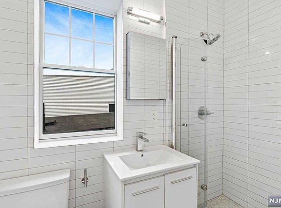 4th image of 25 Corbin Ave #3R