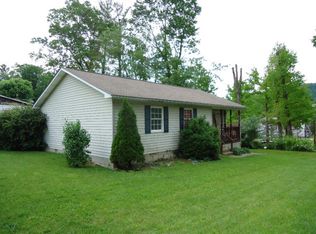 104 Pine Pl, Mount Hope, WV 25880