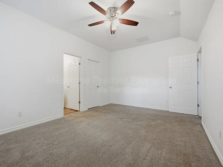 422 E Elm St — Photo 13