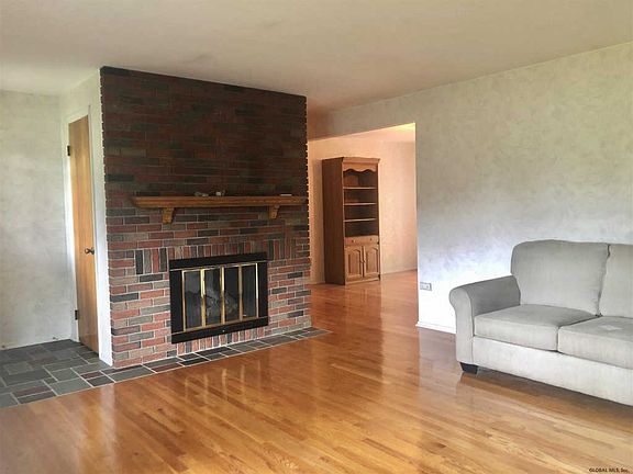 3rd image of 26 Glen Dr