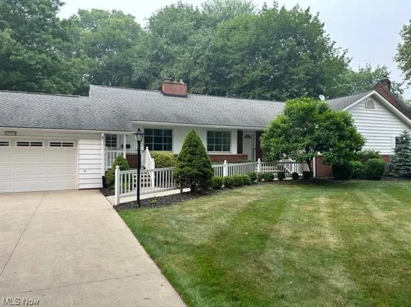 2911 Circle Dr, Stow, OH 44224