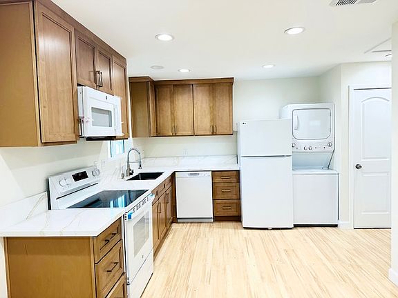 4th image of 2326 W Moore Ave #2