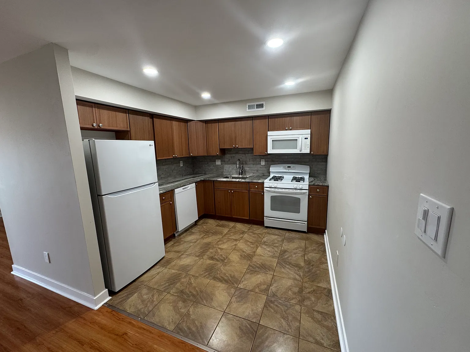 2 bed, 1119 sqft, $1,850 — Photo 3