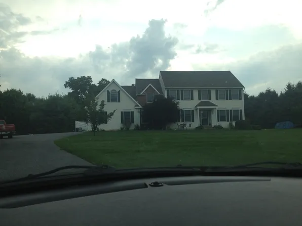 4 Schoolhouse Ln, Fleetwood, PA 19522