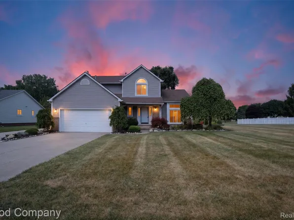 581 Hampton Ct, Wixom, MI 48393