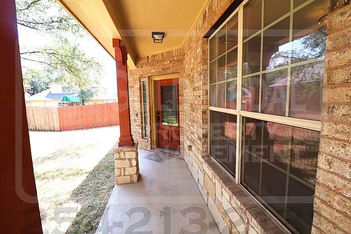 3 bed, 2.0 bath, 2422 sqft, $1,500 — Photo 4