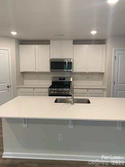 4 bed, 2.5 bath, 1956 sqft, $1,945 — Photo 4