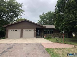 314 S Cedar St, Freeman, SD 57029