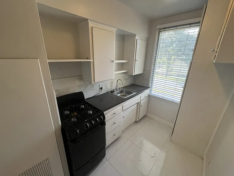 Oakhurst Apartments — Photo 24