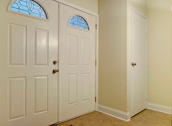 2nd image of 1551 W Beverly Cir