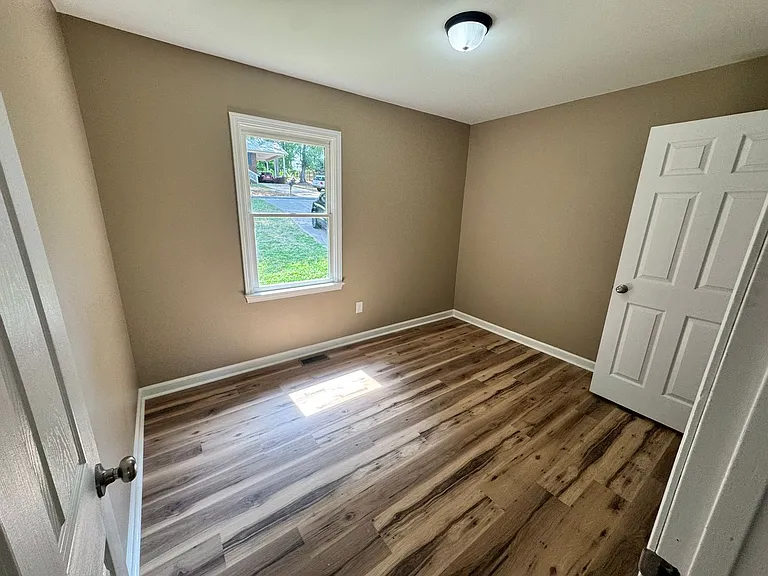 943 Grace St — Photo 22