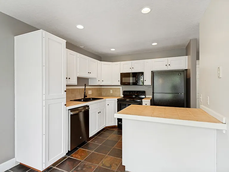 1137 E Holmes Creek Ln — Photo 5
