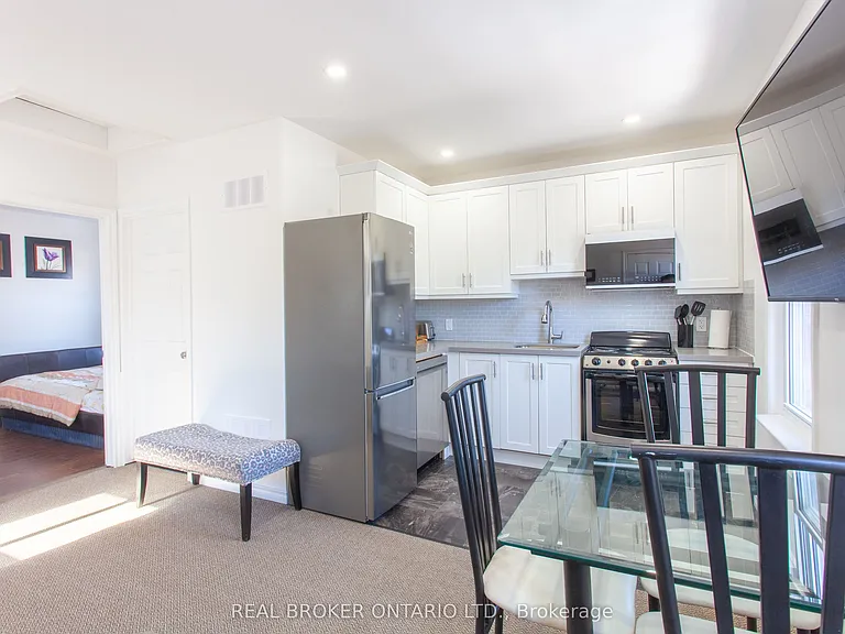 231 Front St S #UPPER — Photo 5