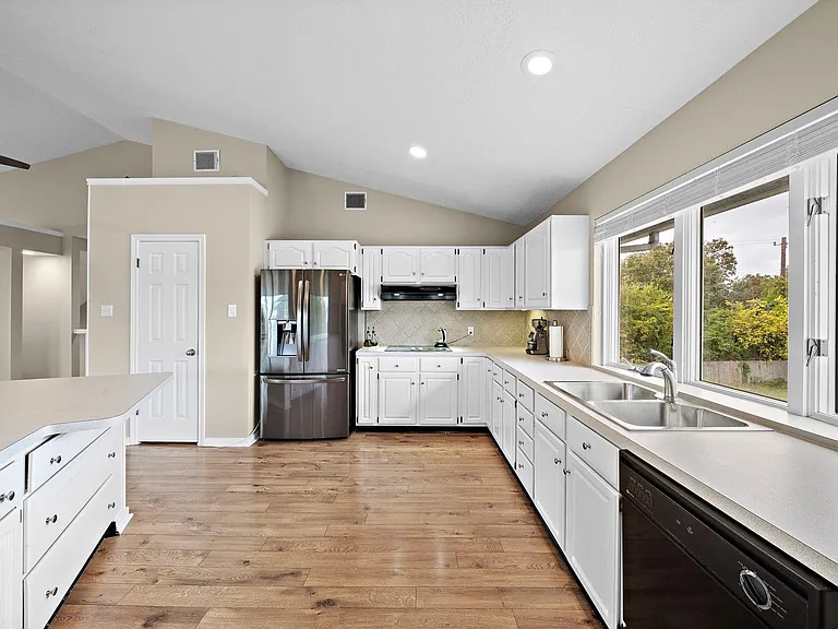 2523 Baycrest Dr — Photo 9