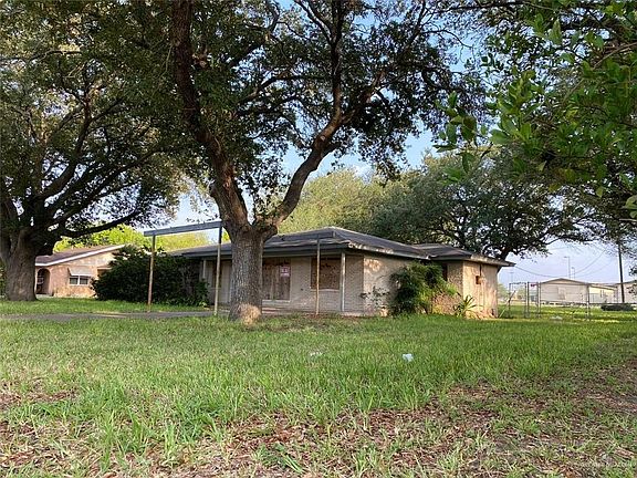 3rd image of 935 W Fannin Ave