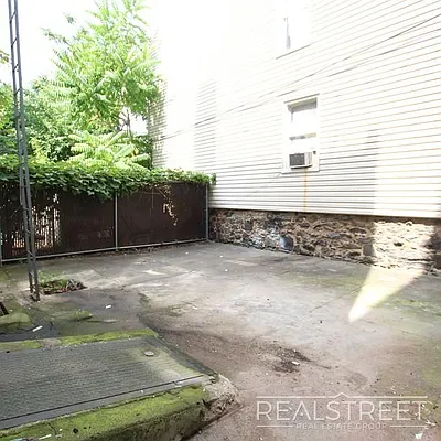 Rented by Real Street Inc | media 6