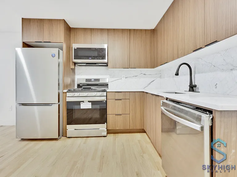 594 Van Buren St #1B — Photo 4