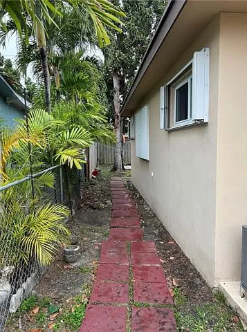 11239 SW 5th Ter #MAIN — Photo 3