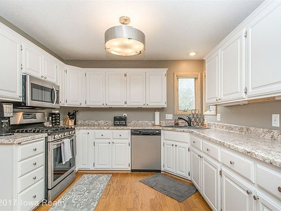 5th image of 206 NW Somerset Ct