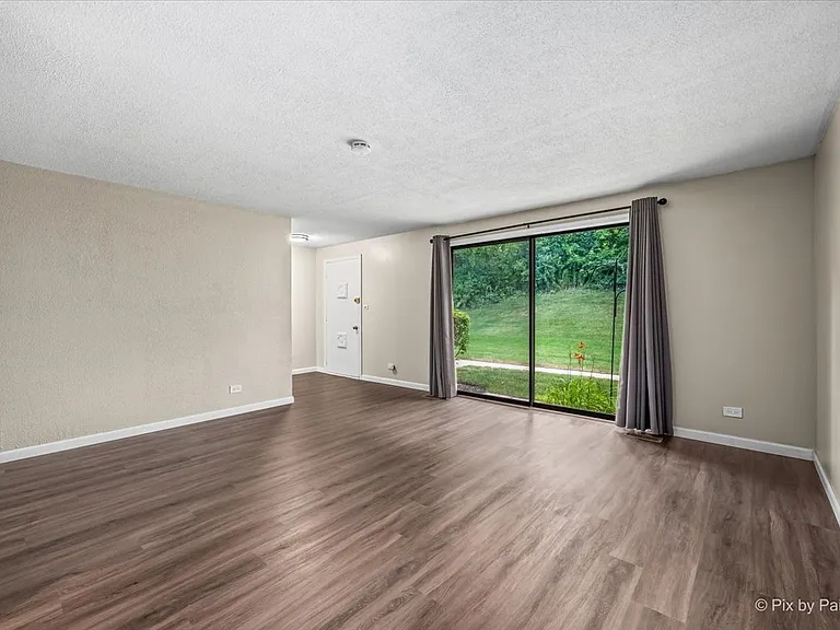 1435 Millbrook Ct — Photo 7