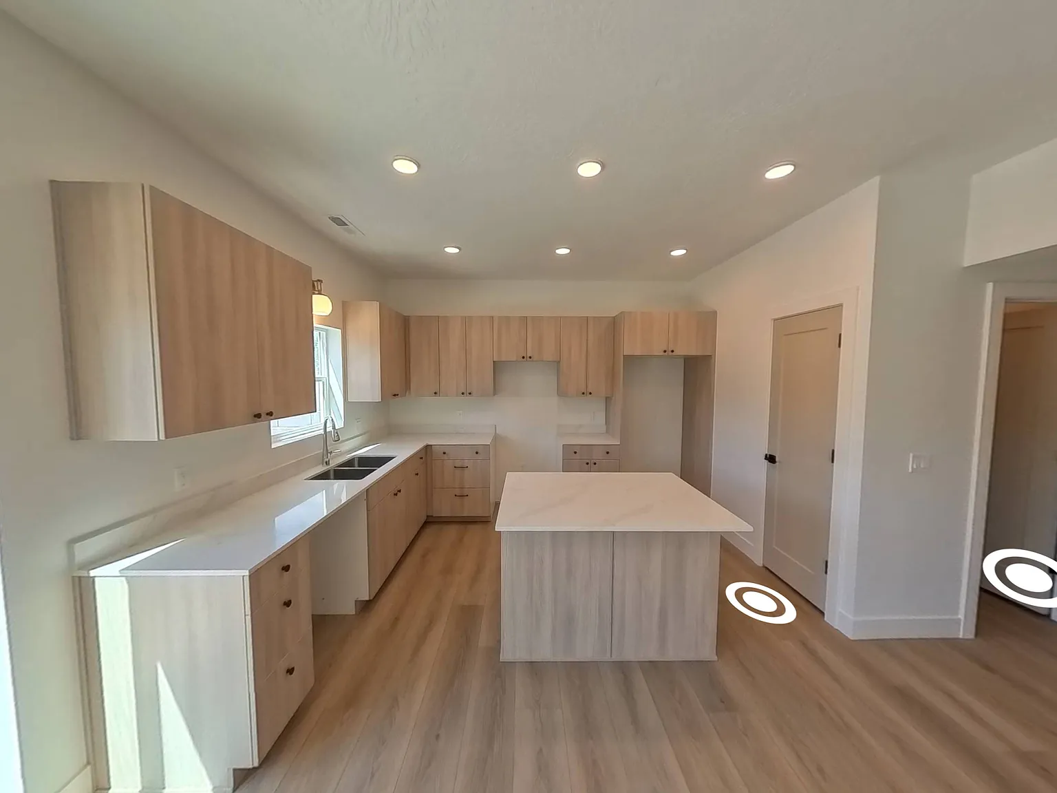 3 bed, 2.5 bath, 1395 sqft, $1,795 — Photo 3