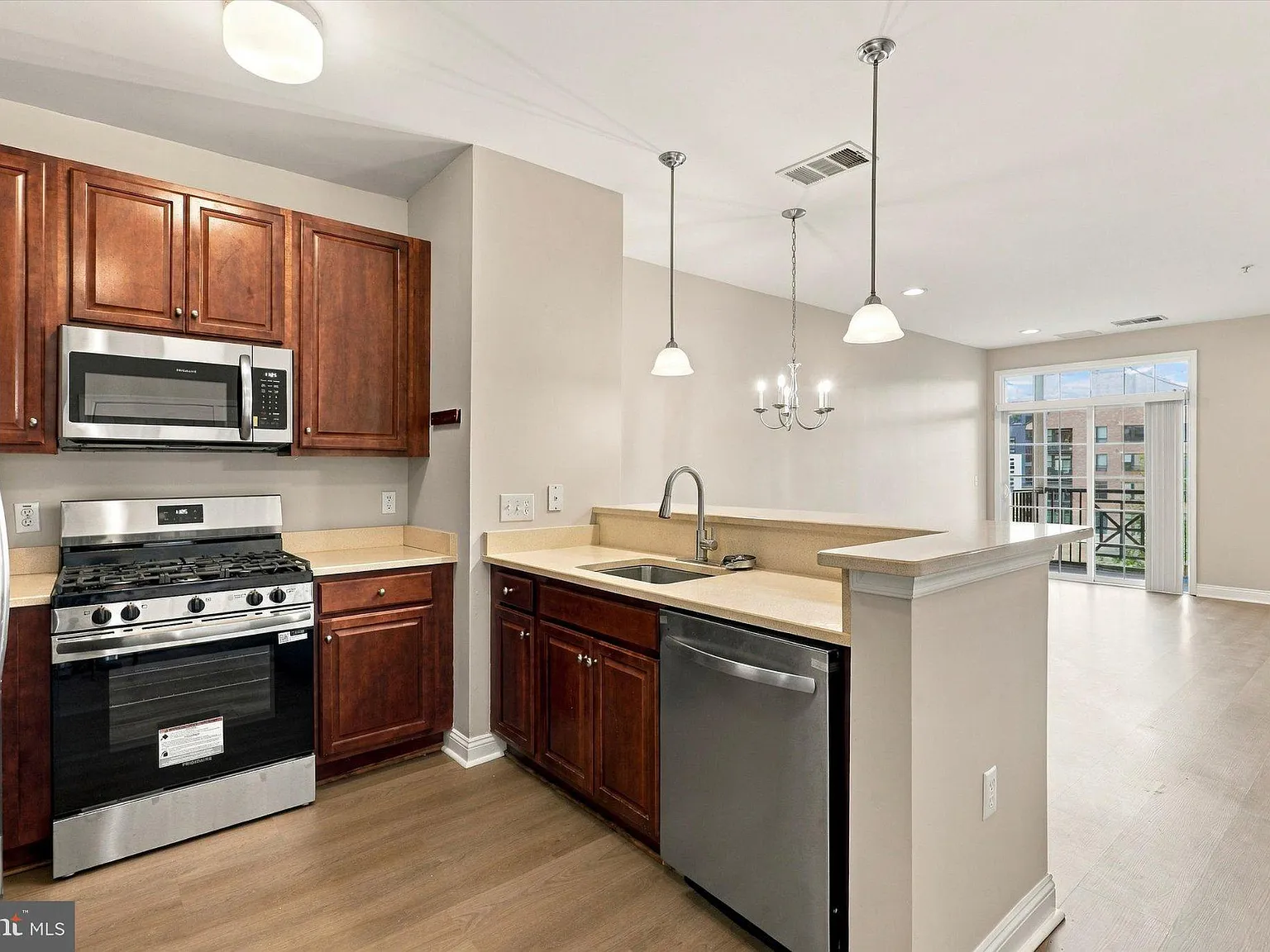 2 bed, 2.0 bath, 1168 sqft, $2,650 — Photo 2