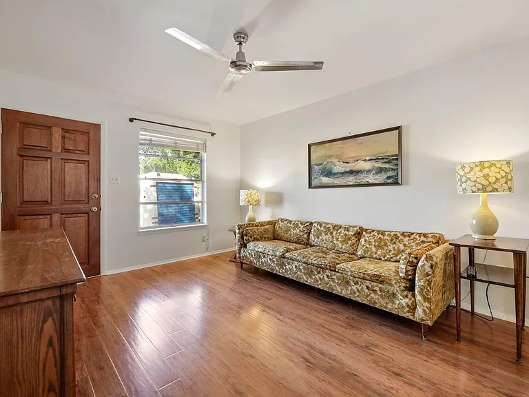 2202 Towbridge Cir — Photo 4