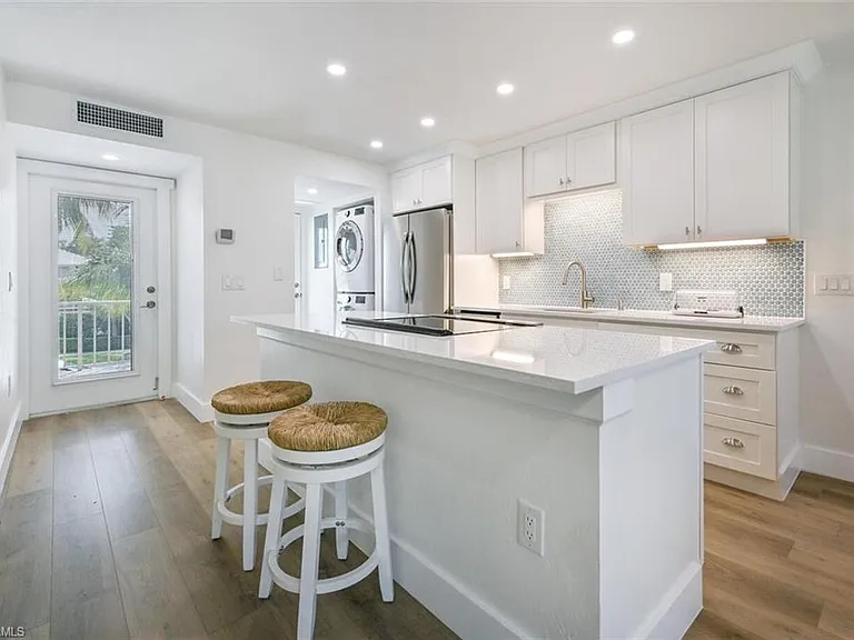 250 7th Ave S #202 — Photo 6