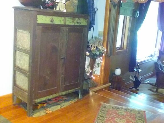 South entry way hard wood & tile