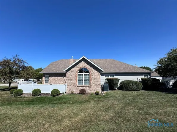 144 Stonegate Blvd, Bowling Green, OH 43402