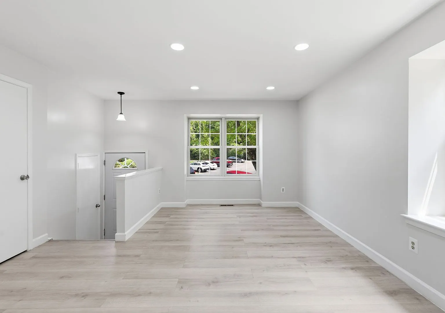 Experience contemporary living in this beautifully renovated residence where modern design meets ... — Photo 4