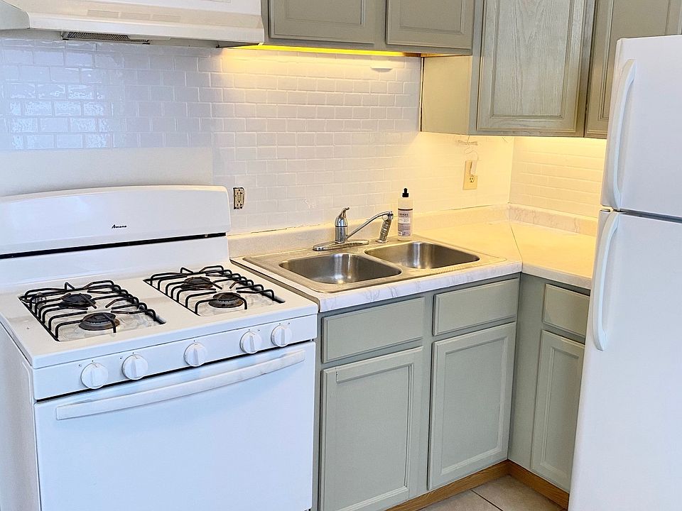 1st image of 837 Margaret St