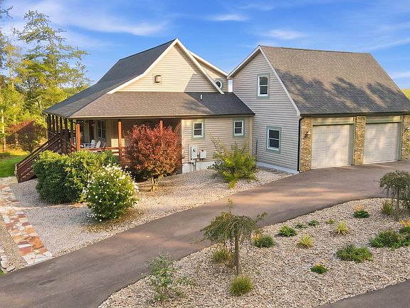3rd image of 607 Pin Oak Cir