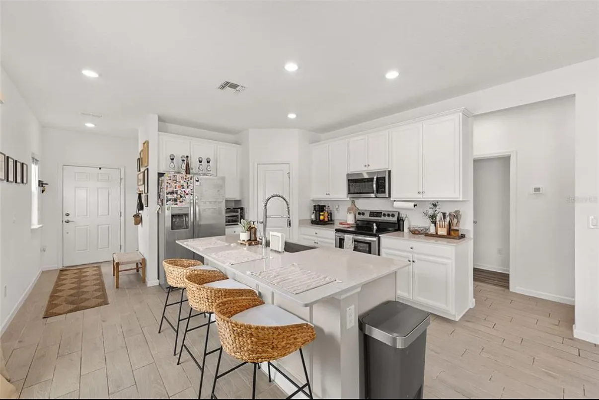 3 bed, 2.5 bath, 1951 sqft, $2,250 — Photo 4