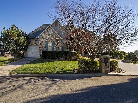 3rd image of 210 Goldfinch Ln