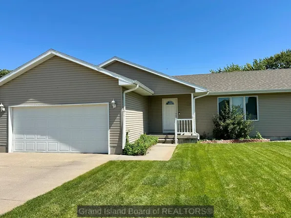 1037 Sun Valley Dr, Grand Island, NE 68801