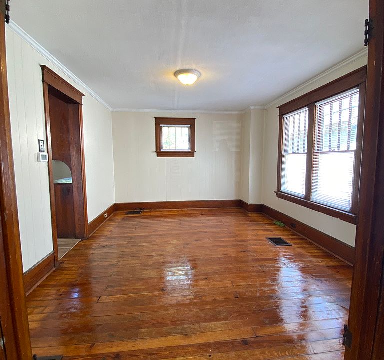 Unfurnished picture of the dining room.