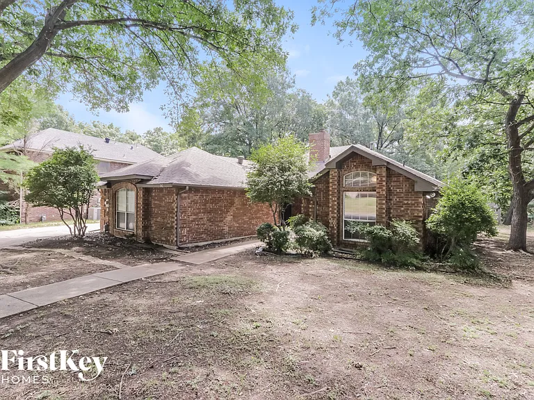 542 Renee Ln — Photo 2