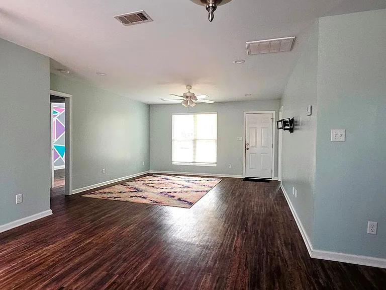134 Canal St E — Photo 2