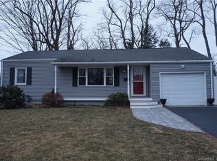 6 N Phillips St, Waterford, CT 06385
