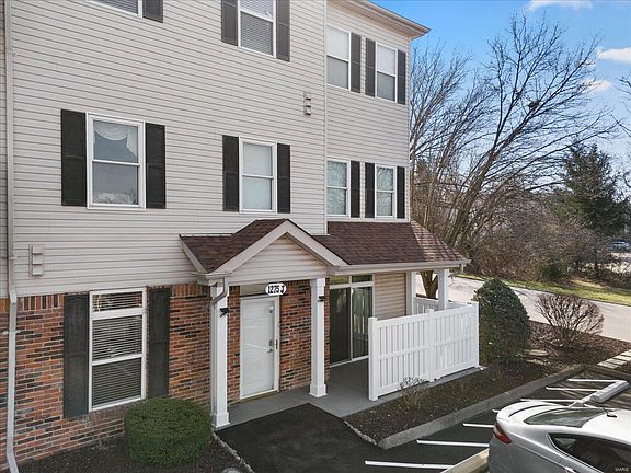 3rd image of 1275 Gardens Circle Dr #J
