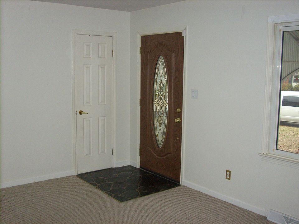 Living Room (19' x 12')