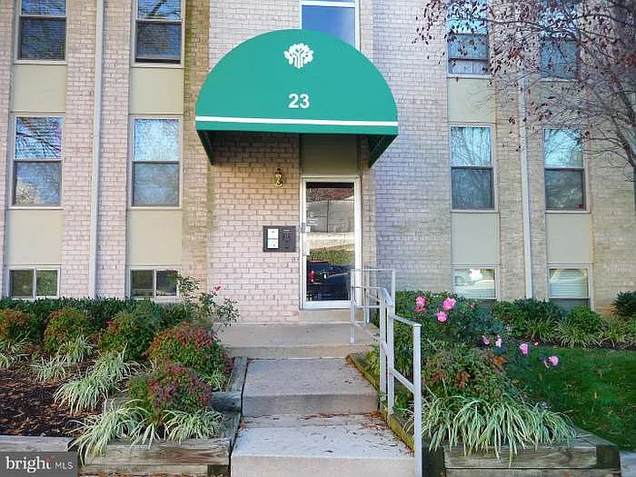 23 Canterbury Sq #202