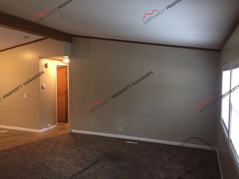 2495 NE Kresky Ave — Photo 4