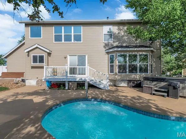 147 Foxtail Dr, Saint Charles, MO 63303