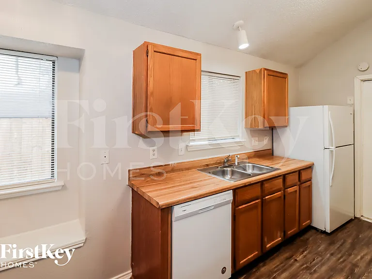3200 Creekwood Ln — Photo 6