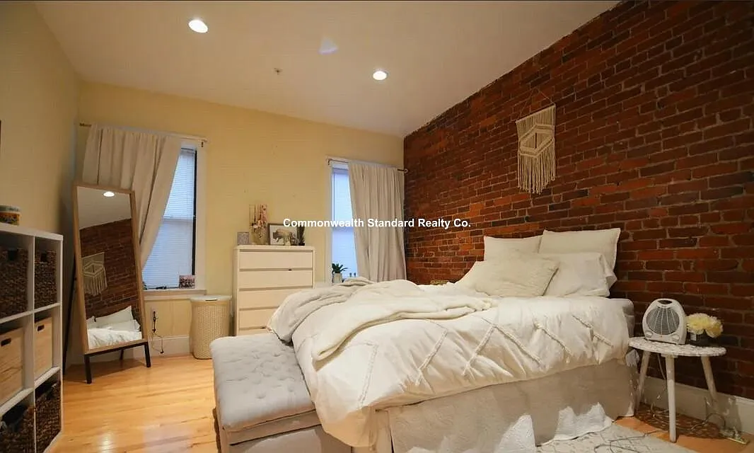 4 bed, 2.0 bath, 1350 sqft, $4,800 — Photo 2