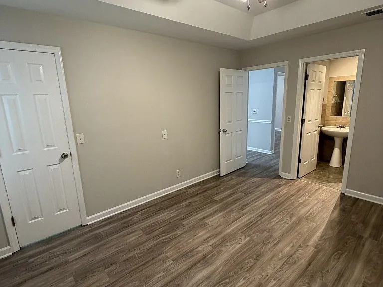 302 Hillside Ct — Photo 8