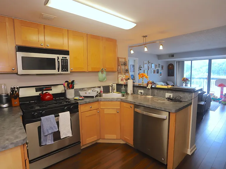 700 1st St #10T — Photo 3