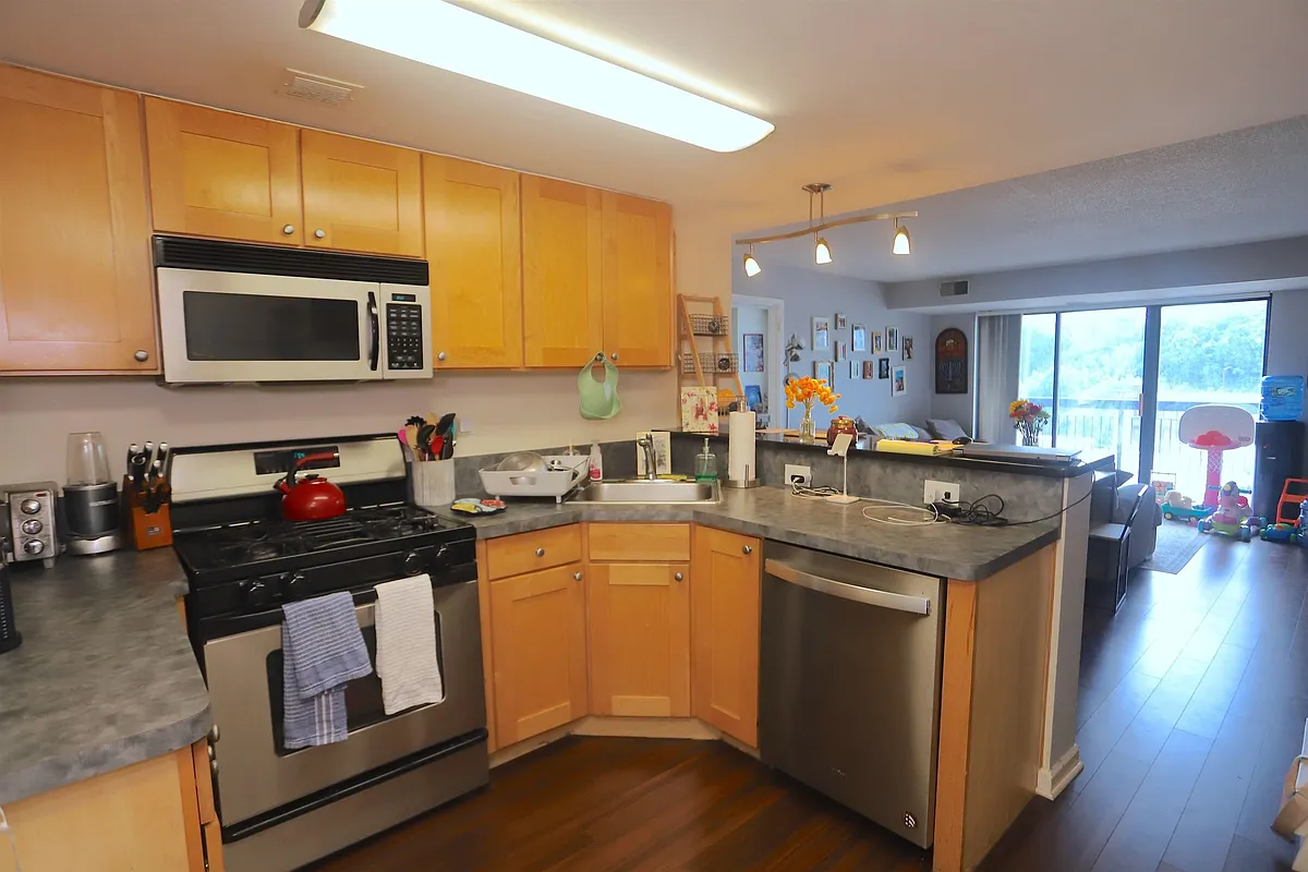 Building Photo - 700 1st St #10T